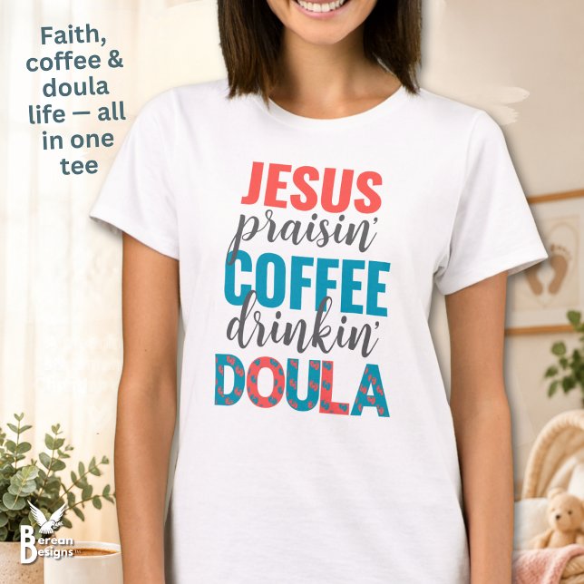 Camiseta DOULA Cristã que Bebe Café e Louva a Jesus (Fun Christian doula T-shirt with colorful typography reading JESUS Praisin’ COFFEE Drinkin’ DOULA)