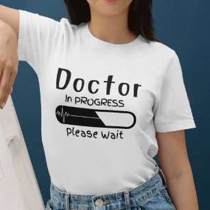 Camiseta Doutor em Progresso, Por Favor, Espere