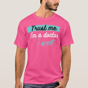 Camiseta Doutor Engraçado Confie Em Mim Eu Sou Quase Médico