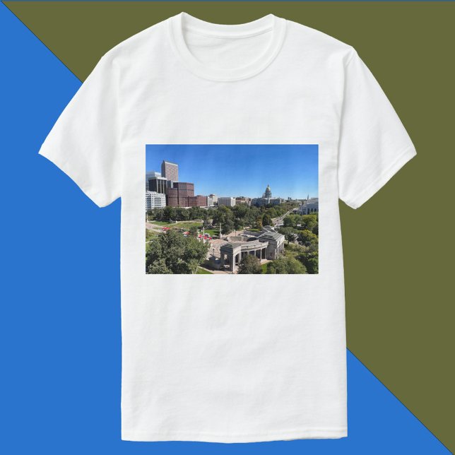 Camiseta Downtown Denver Colorado Skyline Photo (A tshirt featuring downtown Denver, the Capitol Dome and Civic Center park.)