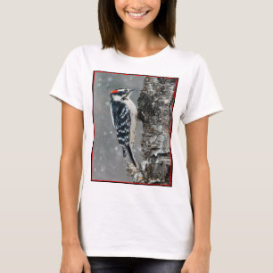 Camiseta Downy Woodpecker em Neve - Foto Original