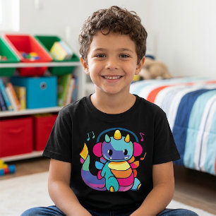 Camiseta Dragão feliz com fones de ouvido ouvindo música.