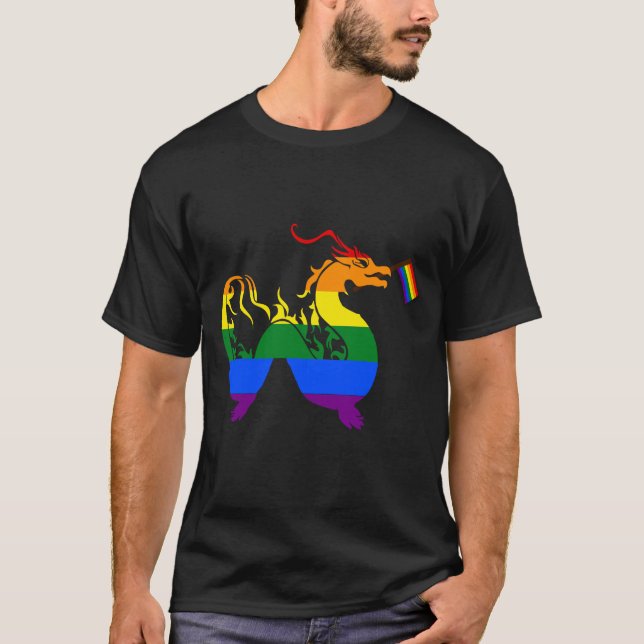 Camiseta Dragão Lésbico Bonito Segurando A Bandeira  (Frente)