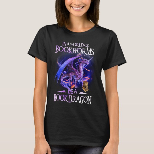 Camiseta Dragon In A World Of Bookworms  Dragon (Frente)