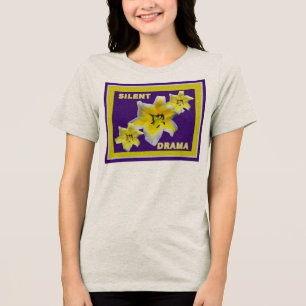 Camiseta Drama Silencioso Flor de Lírio Amarela Brilhante e
