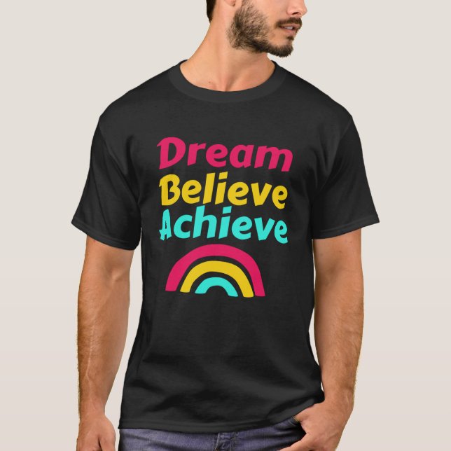 Camiseta Dream Believe Achieve Inspirational Tee Law of Att (Frente)