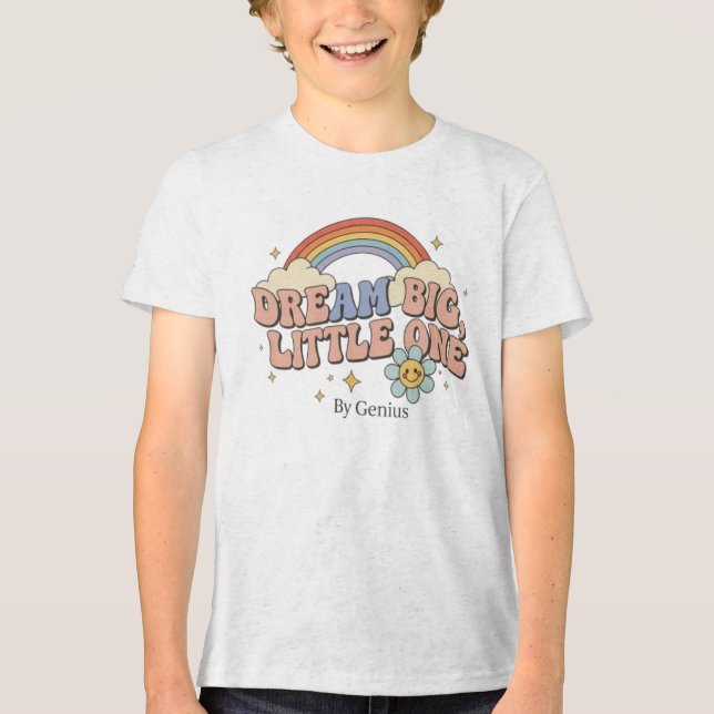 Camiseta Dream Big Little One T-Shirt, Groovy Retro Rainbow (Frente)