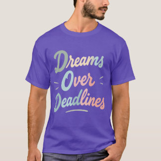 Camiseta Dreams Over Deadlines – Manifest More, Stress Less