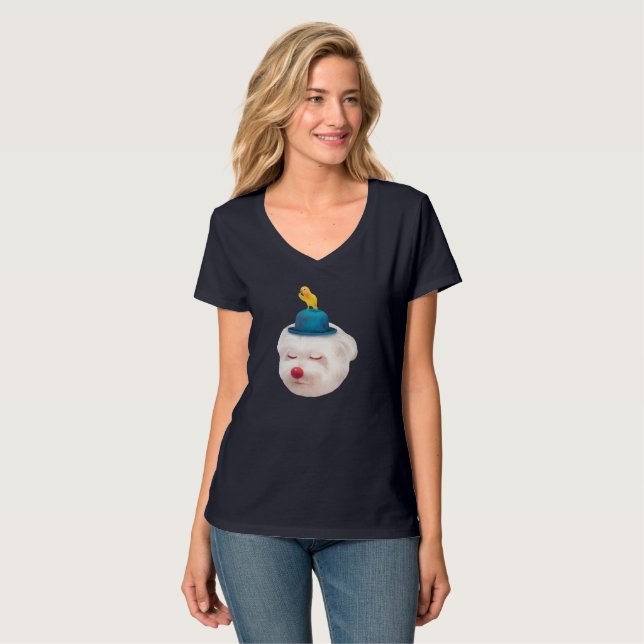 Camiseta Dreamy Clown Dog: Smiling Bichon with Blue Hat (Frente Completa)