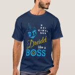 Camiseta Dreidel Divertido Como Um Chefe Hanukkah<br><div class="desc">Diversão, na moda DREIDEL COMO Uma T-Shirt Chanucá, de chefão, projetada com um sonho azul e uma tipografia azul, amarela e branca. No canto superior direito, você pode ler os nomes dos quatro lados do sonho em um formato de quebra-cabeça (HEI pode ser alterado para HEY ou HAY, se necessário)....</div>