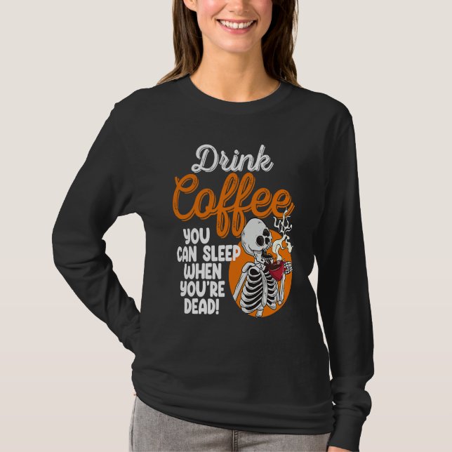 Camiseta Drink Coffee You Can Sleep When Dead  Women Pirate (Frente)
