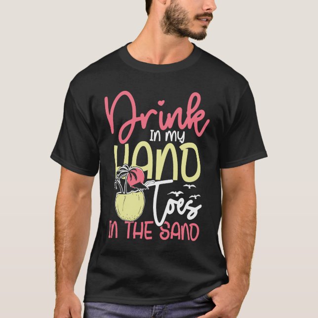 Camiseta Drink in my hand toes in the sand sunny holiday (Frente)