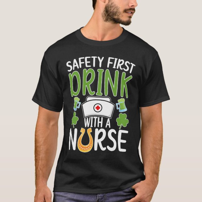 Camiseta Drink With A Nurse St Patrick's Day Nursing Shamro (Frente)