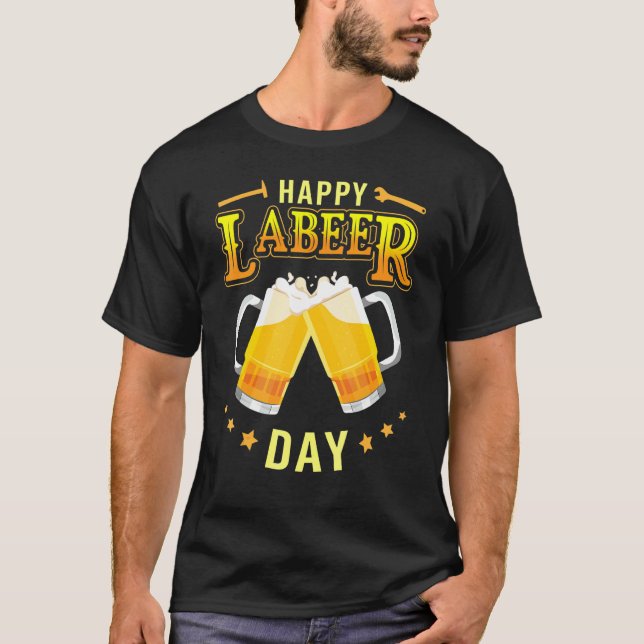 Camiseta Drinking Beer Together Cheer Happy Labor Labeer Da (Frente)