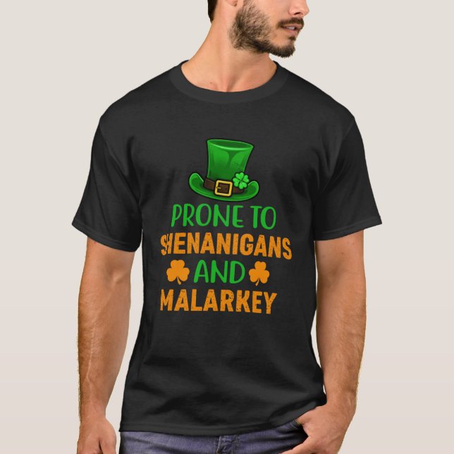 Camiseta Drinking St Patricks Day Prone to Shenanigans and  (Frente)