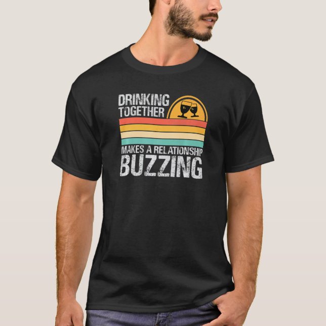Camiseta Drinking Together Makes A Relationship Buzzing  Co (Frente)