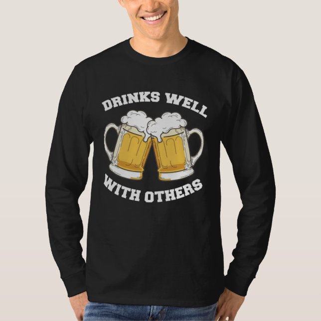 Camiseta Drinks Well With Others Beer Drinking (Frente)