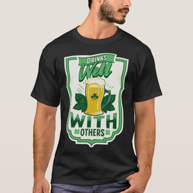 Camiseta Drinks Well With Others Beer Saint Patrick s Day D (Frente)