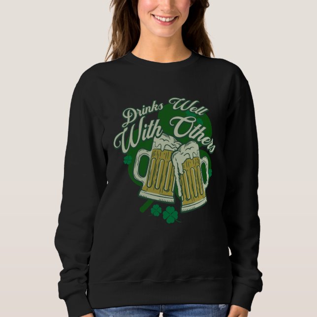 Camiseta Drinks Well With Others Drunk Saint Patrick s Day  (Frente)