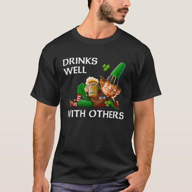 Camiseta Drinks Well With Others Leprechaun Patrick s Day B (Frente)