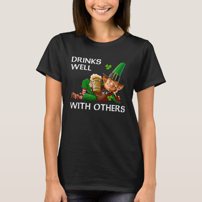 Camiseta Drinks Well With Others Leprechaun Patrick s Day B (Frente)