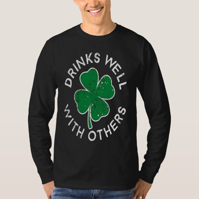 Camiseta Drinks Well With Others Lucky C St Patrick's Day (Frente)