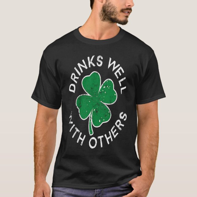 Camiseta Drinks Well With Others Lucky C St Patrick's Day (Frente)