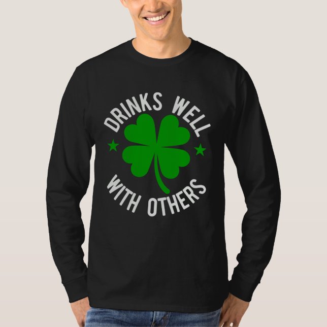 Camiseta Drinks Well With Others St Patrick s Day (Frente)