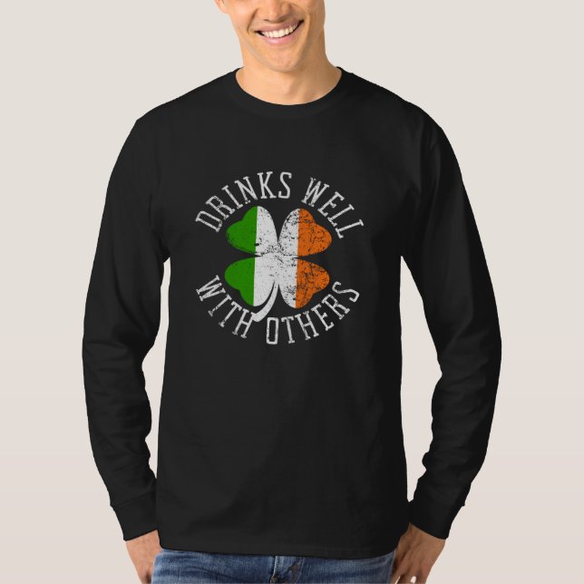 Camiseta Drinks Well With Others St Patrick s Day Drunk Bee (Frente)