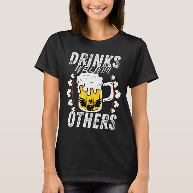 Camiseta Drinks Well With Others St Patricks Day Beer Drin  (Frente)