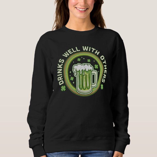 Camiseta Drinks Well With Others St Patrick's Day Drinking  (Frente)
