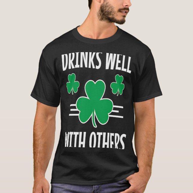Camiseta Drinks Well With Others St Patricks Day Drinking   (Frente)