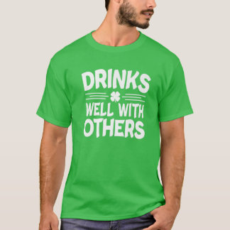 Camiseta Drinks Well With Others St Patricks Day Irish Drin
