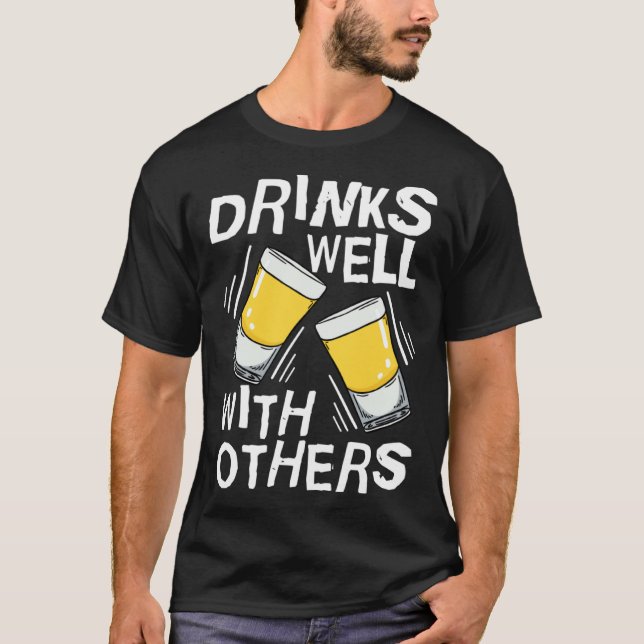 Camiseta Drinks Well With Others  Tequila Alcohol Drink (Frente)
