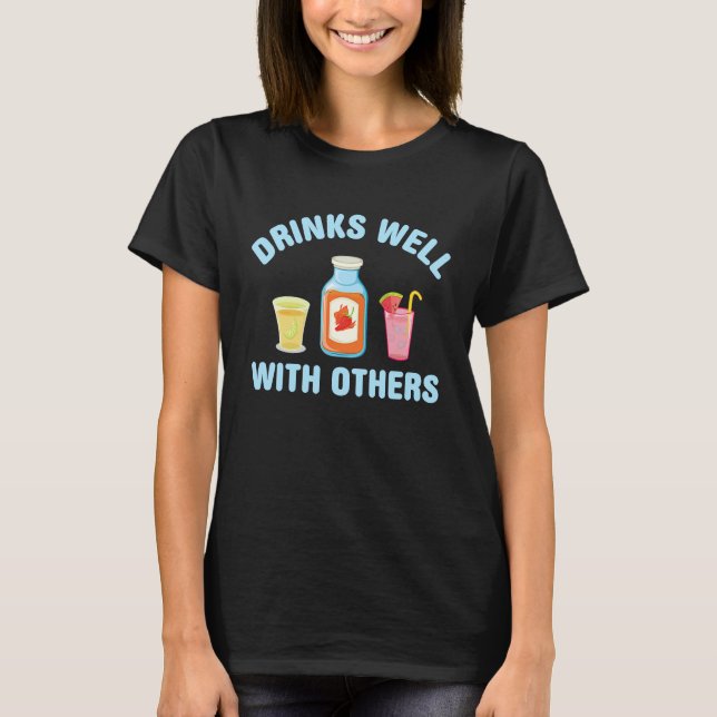 Camiseta drinks well with others women drinks well with oth (Frente)