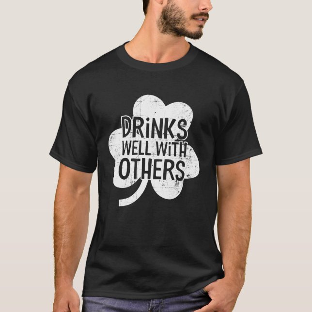 Camiseta Drinks Well With Others   Womens Graphic (Frente)