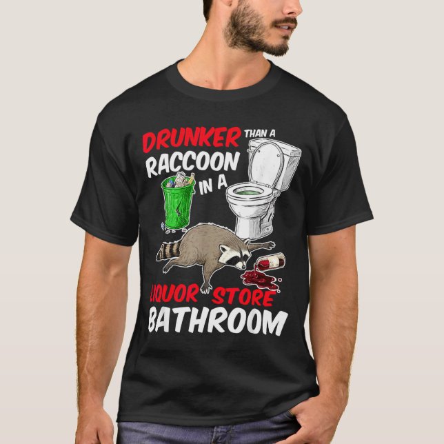 Camiseta Drunk Raccoon In A Liquor Store Bathroom Funny Rac (Frente)