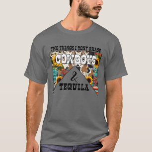 Camiseta Duas coisas que eu não persigo vaqueiros e Tequila