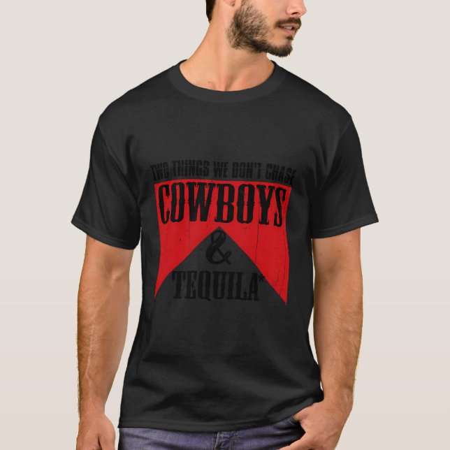 Camiseta Duas Coisas Que Não Perseguimos Cowboys E Tequila  (Frente)