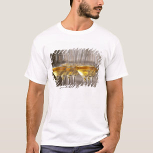 Camiseta duas fileiras de copos de degustação de vinho com