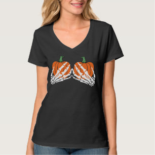 CAMISETA DUAS MÃOS DE ESQUELETÃO SEGURANDO MULHERES DE BOMB