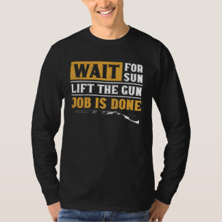 Camiseta Duck Hunting Wait For Sun Lift The Gun Job Is Done