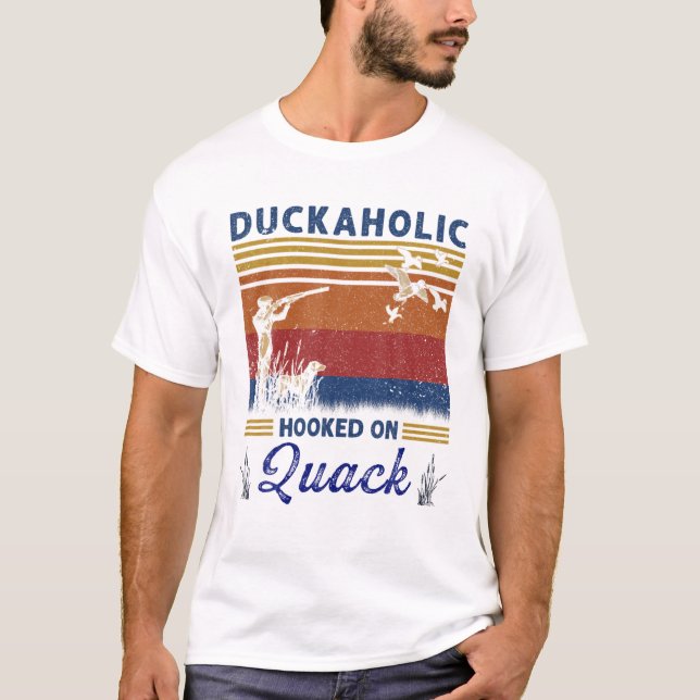 Camiseta Duckaholic Aluguel A Caçadores De Quack Presente (Frente)