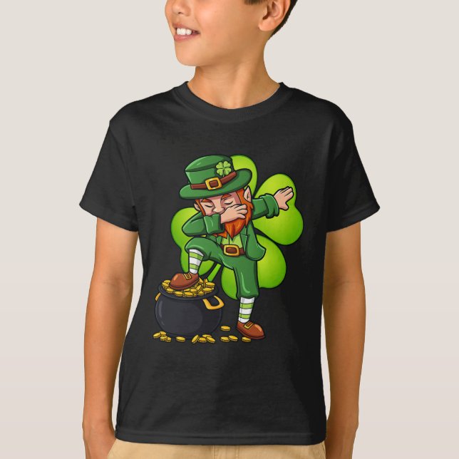Camiseta Duende Dabbing Com Trevo Dia De São Patrício  (Frente)