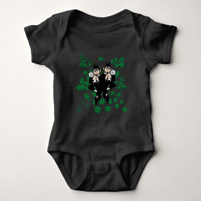 Camiseta Dupla Travessura Gêmeos Irlandeses Sortudos (Frente)