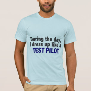 Camiseta Durante o dia eu visto-me acima como um piloto de