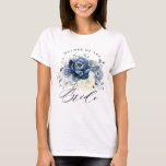 Camiseta Dusty Blue Marinho Champanhe Ivory Floral Casament<br><div class="desc">Mãe floral azul-poeirenta da camisa da noiva com buquê elegante de azul-marinho, azul-real, branco, marfim de champanhe, rosa de cor-de-rosa, botões de flores ranúculus e folhas de eucalipto verde-sábio e buquê de cor-de-água elegante. Entre em contato comigo para obter ajuda sobre a personalização ou se você precisar de outro produto...</div>