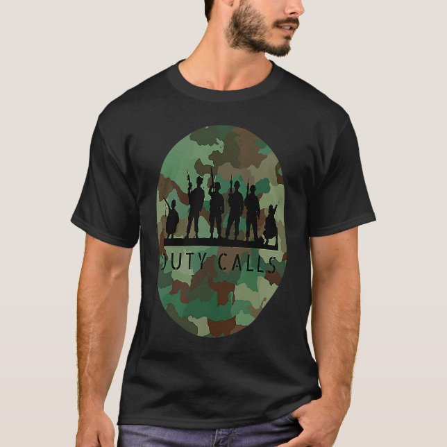 Camiseta Duty Calls Cool Camouflage Soldier Figurines (Frente)