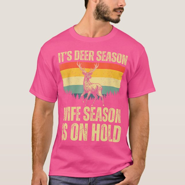 Camiseta É A Época Da Esposa De Deer Season Em Seguimento D (Frente)