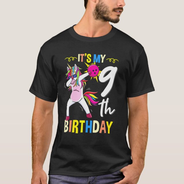 Camiseta É a minha 9ª Boliche de Aniversário a Abraçar o Un (Frente)